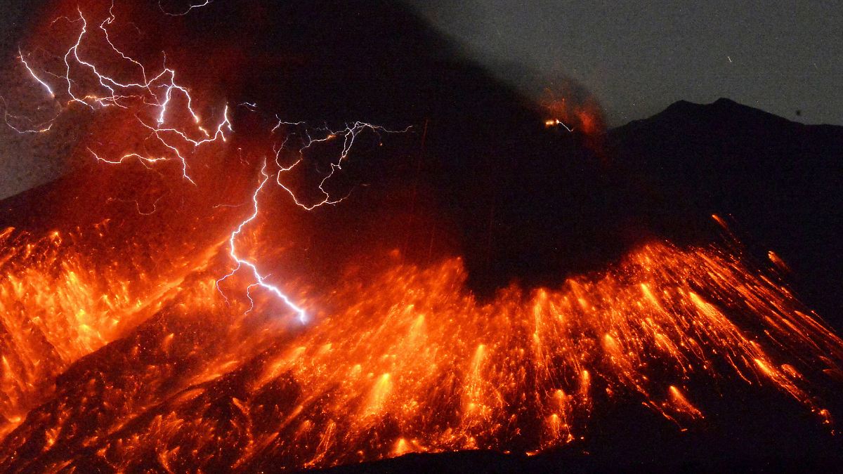 Volcán Sakurajima entra en erupción; autoridades emiten alerta máxima de emergencia